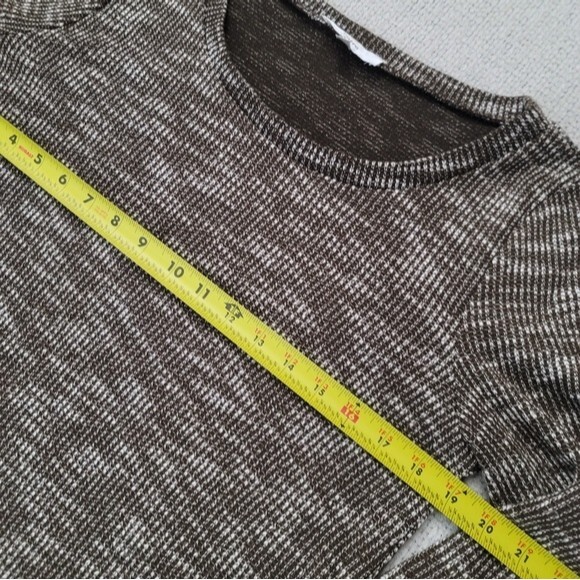 Entro Long-sleeved Sweater with Cutout Detail Trim - Picture 6 of 12